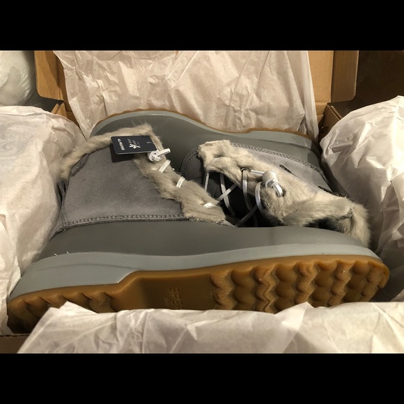 Women’s fur lined, waterproof Sperry boots, size 9. NWT.